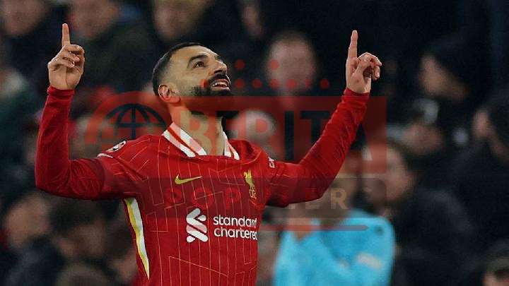 Foto Mohamed Salah, penyerang Liverpool, yang baru saja melampaui rekor gol Frank Lampard di Liga Inggris. Pencapaiannya ini semakin mengukuhkan posisinya sebagai salah satu pemain terbaik dalam sejarah Premier League, dengan performa yang konsisten sejak bergabung dengan Liverpool pada 2017. Salah terus menunjukkan dominasinya di lapangan dan menjadi bagian penting dalam strategi serangan The Reds